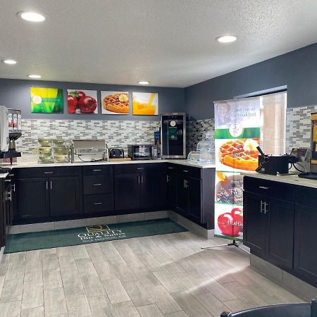 Quality Inn & Suites Big Rapids Near University Esterno foto
