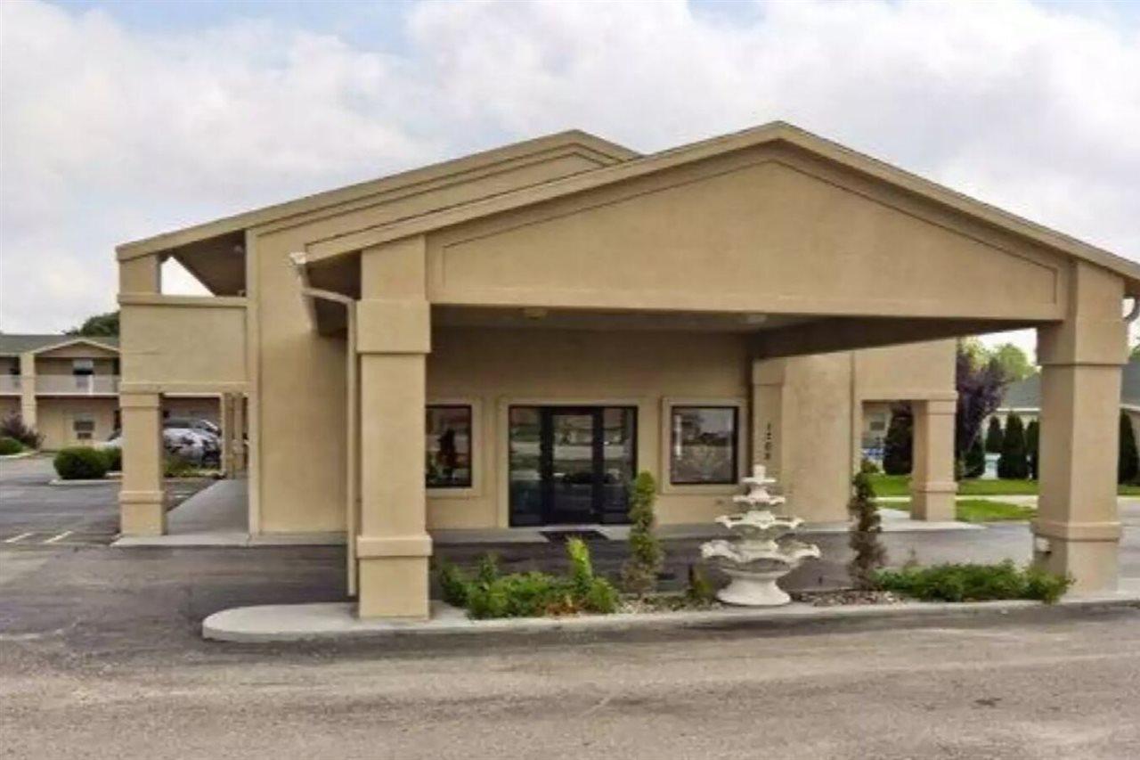 Quality Inn & Suites Big Rapids Near University Esterno foto