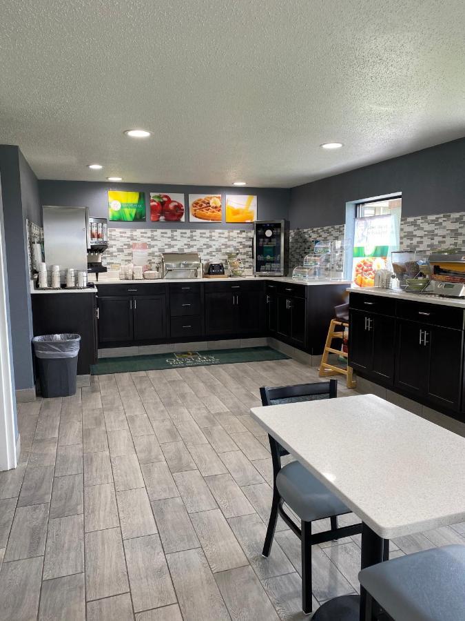 Quality Inn & Suites Big Rapids Near University Esterno foto