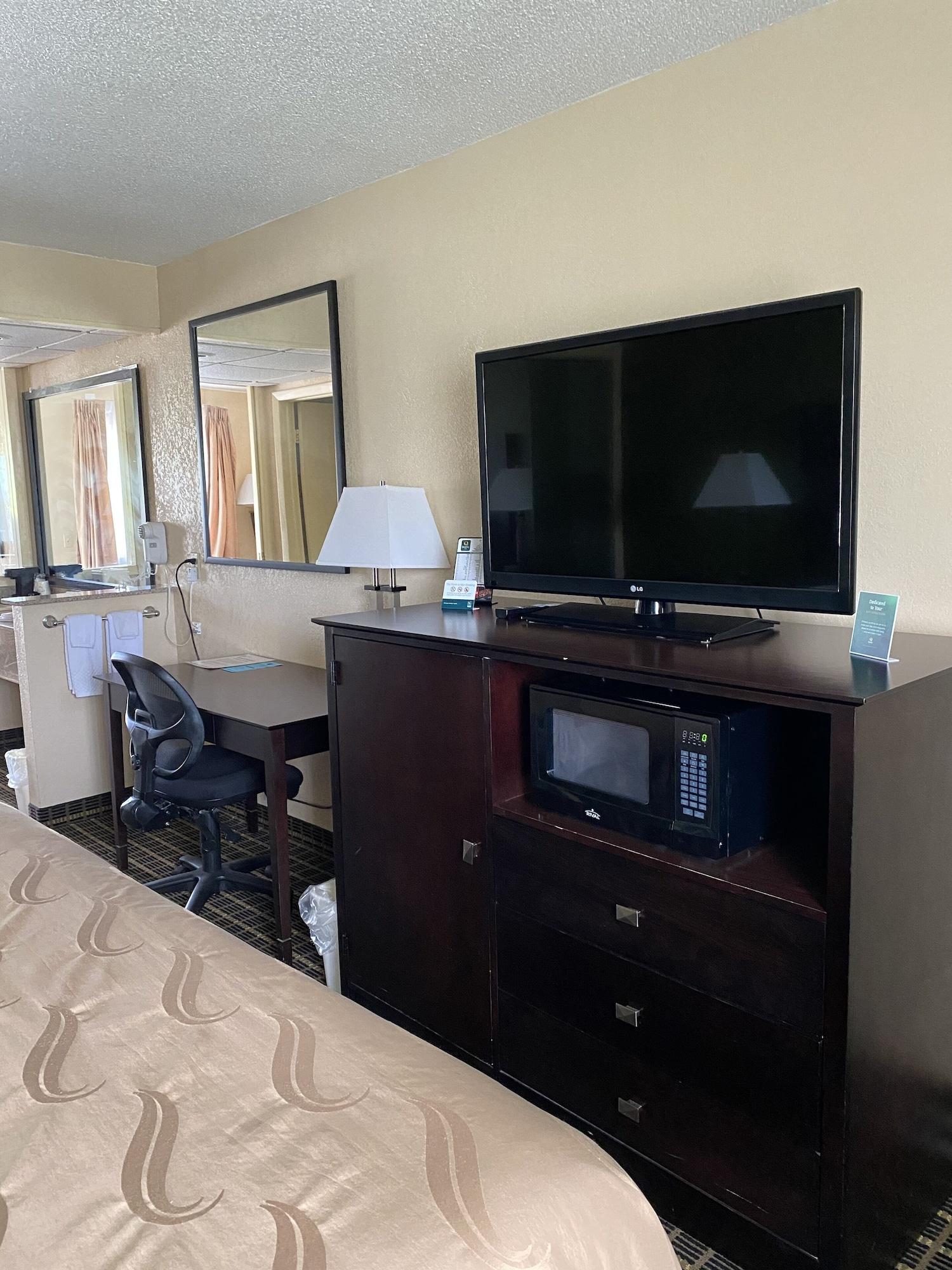 Quality Inn & Suites Big Rapids Near University Esterno foto