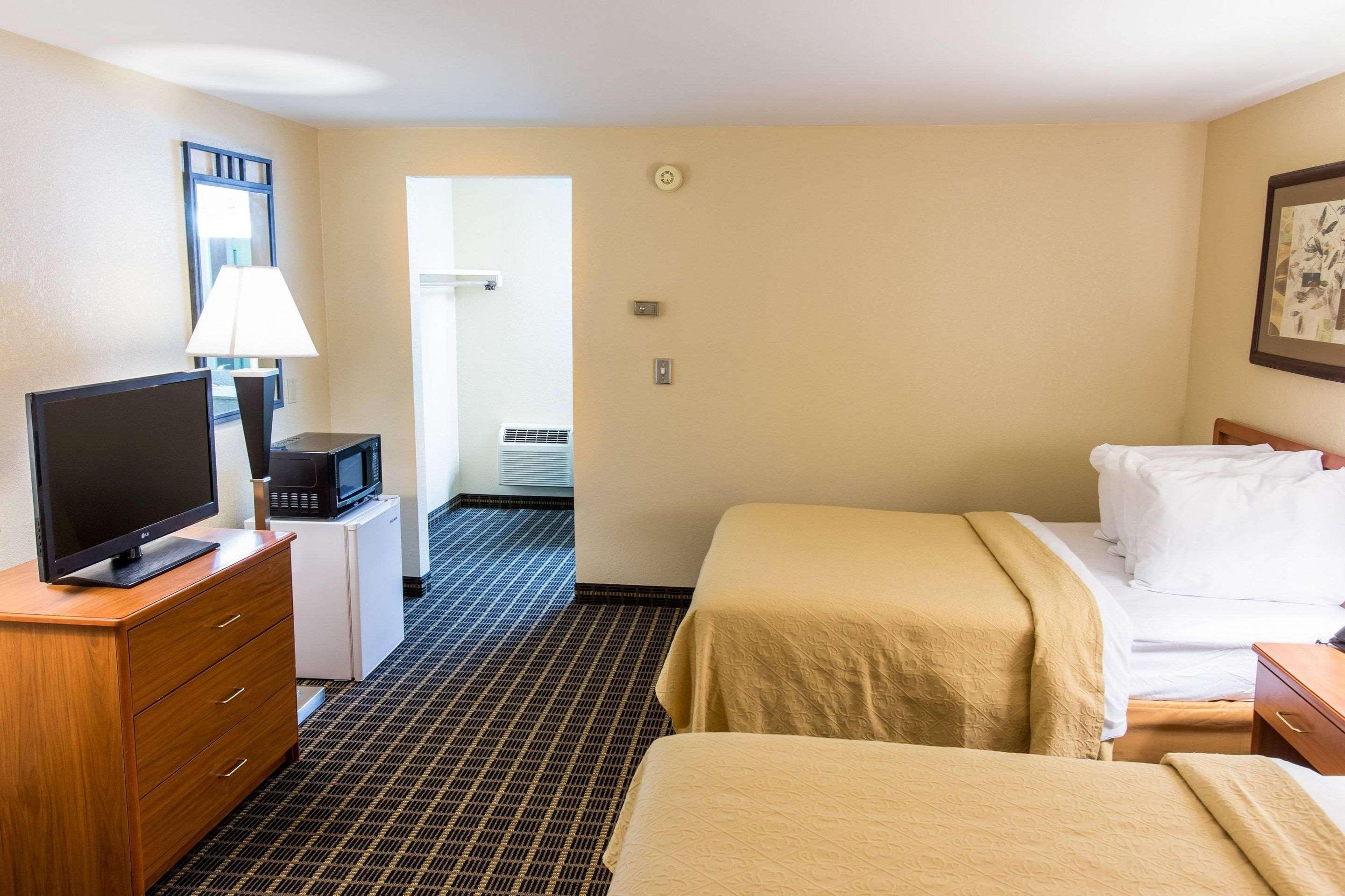 Quality Inn & Suites Big Rapids Near University Esterno foto
