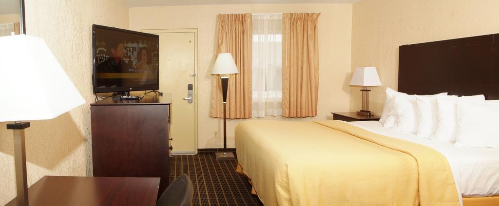 Quality Inn & Suites Big Rapids Near University Esterno foto