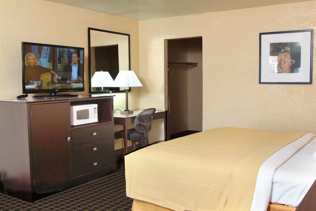 Quality Inn & Suites Big Rapids Near University Esterno foto