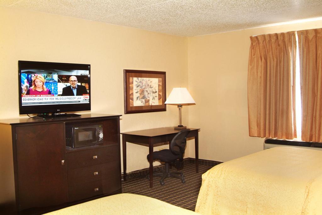 Quality Inn & Suites Big Rapids Near University Esterno foto