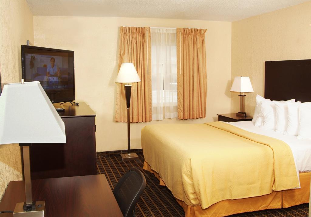 Quality Inn & Suites Big Rapids Near University Esterno foto