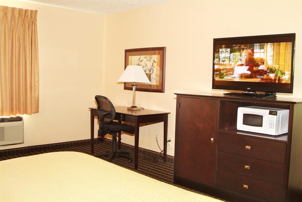 Quality Inn & Suites Big Rapids Near University Esterno foto