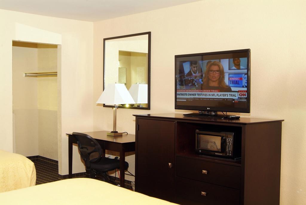 Quality Inn & Suites Big Rapids Near University Esterno foto