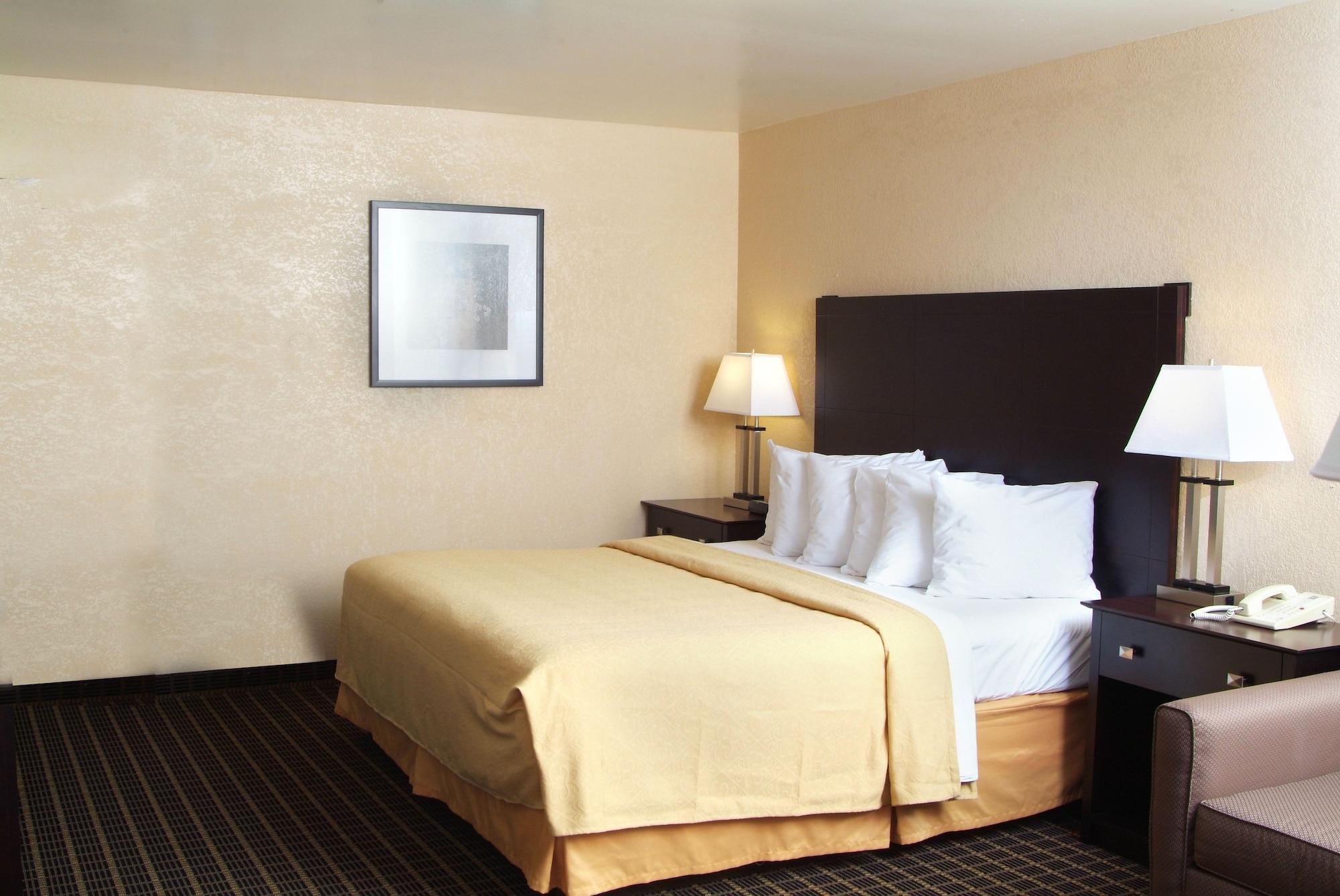 Quality Inn & Suites Big Rapids Near University Esterno foto