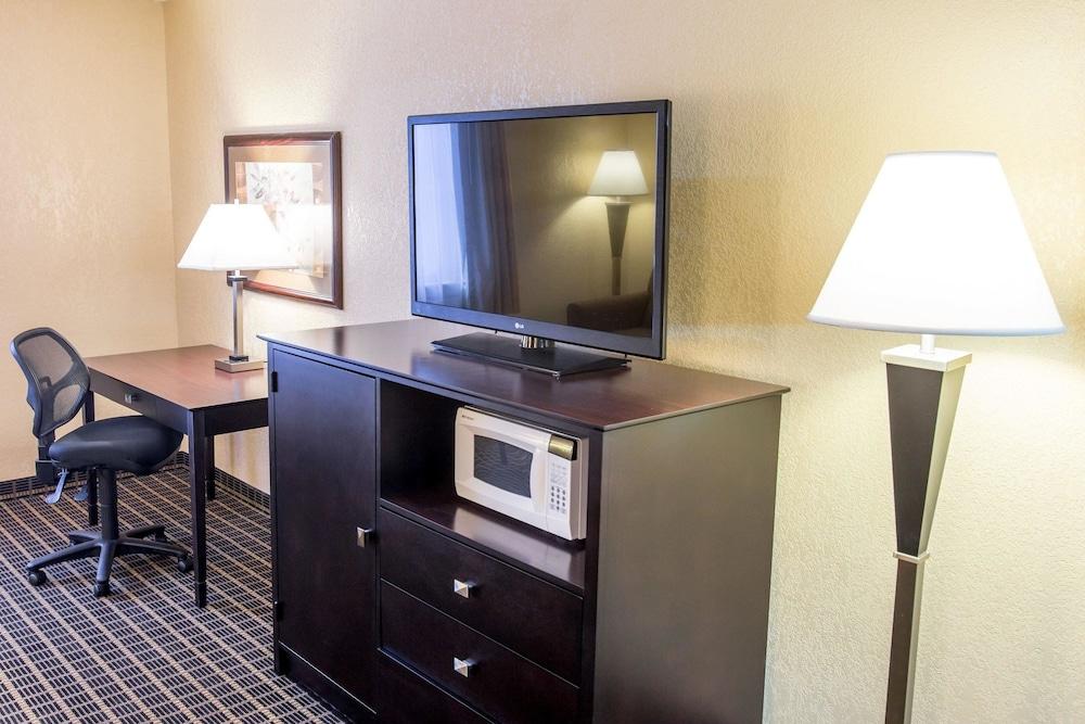 Quality Inn & Suites Big Rapids Near University Esterno foto