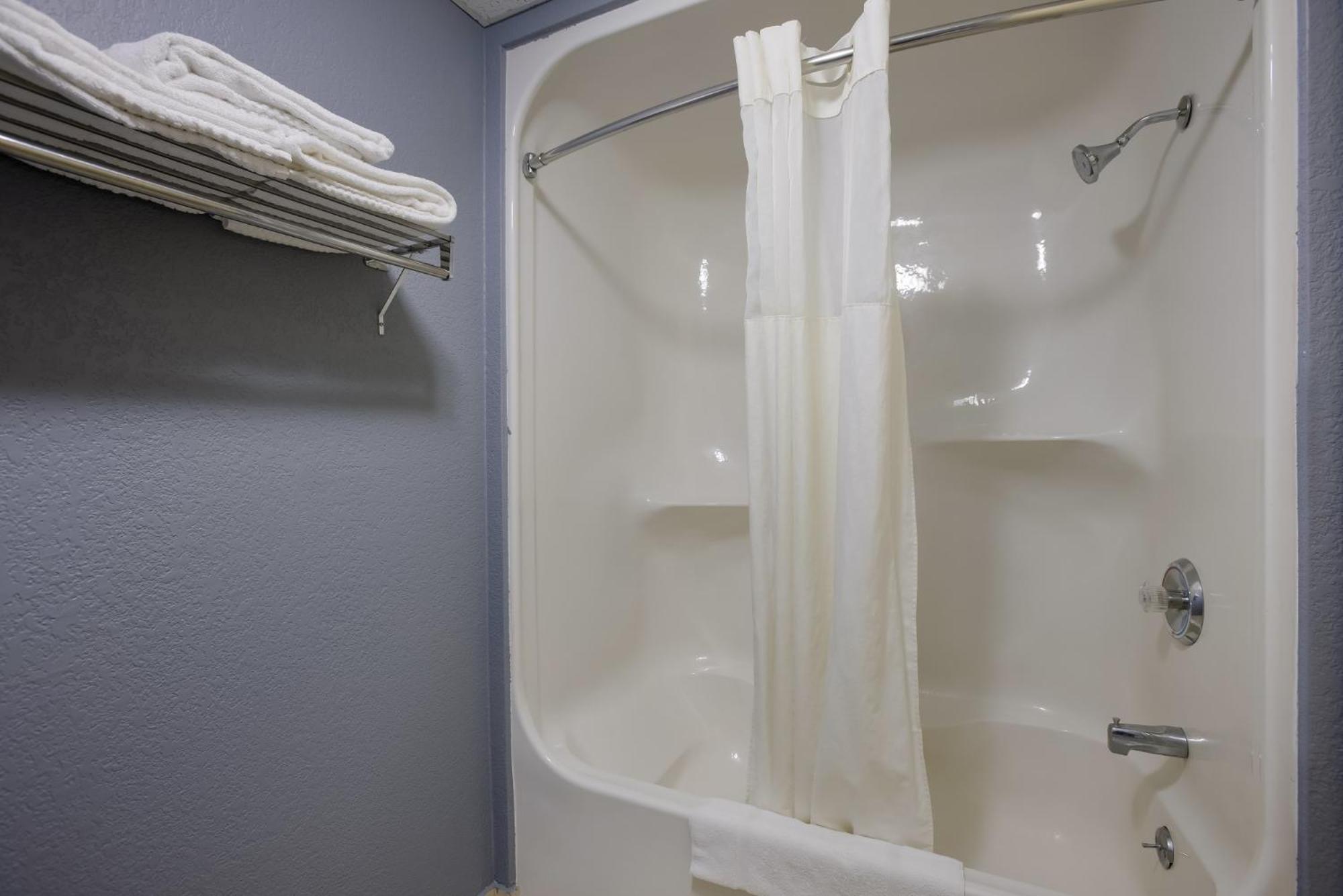 Quality Inn & Suites Big Rapids Near University Esterno foto