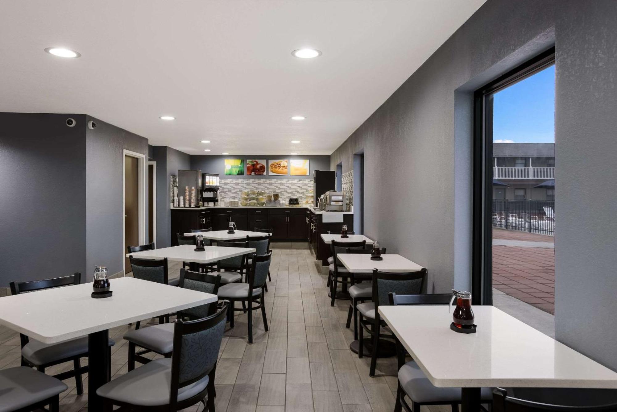 Quality Inn & Suites Big Rapids Near University Esterno foto