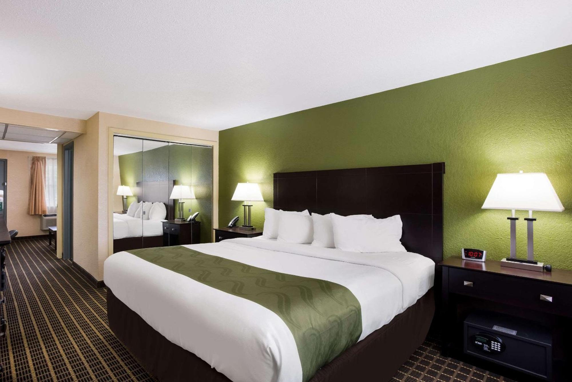 Quality Inn & Suites Big Rapids Near University Esterno foto