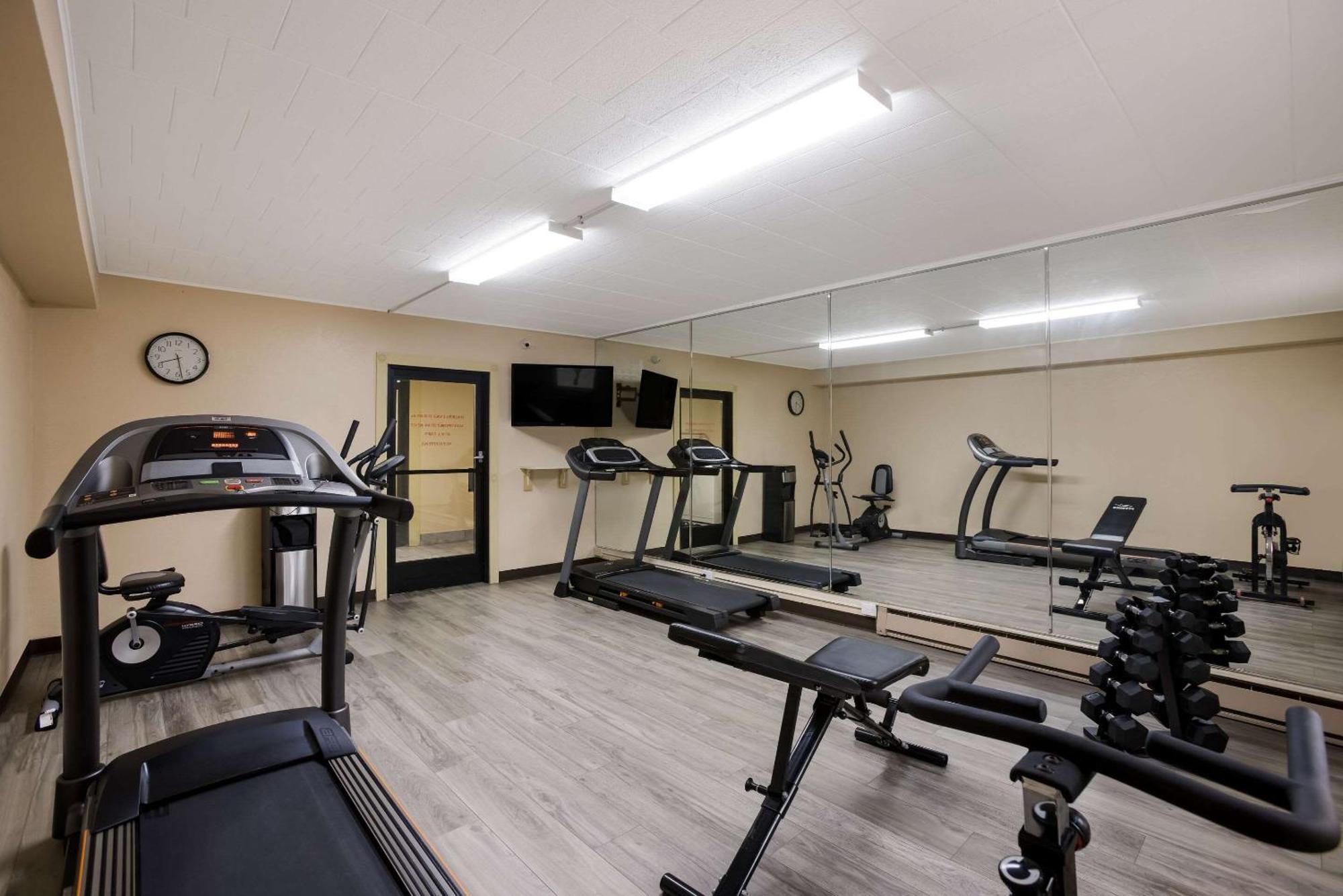 Quality Inn & Suites Big Rapids Near University Esterno foto