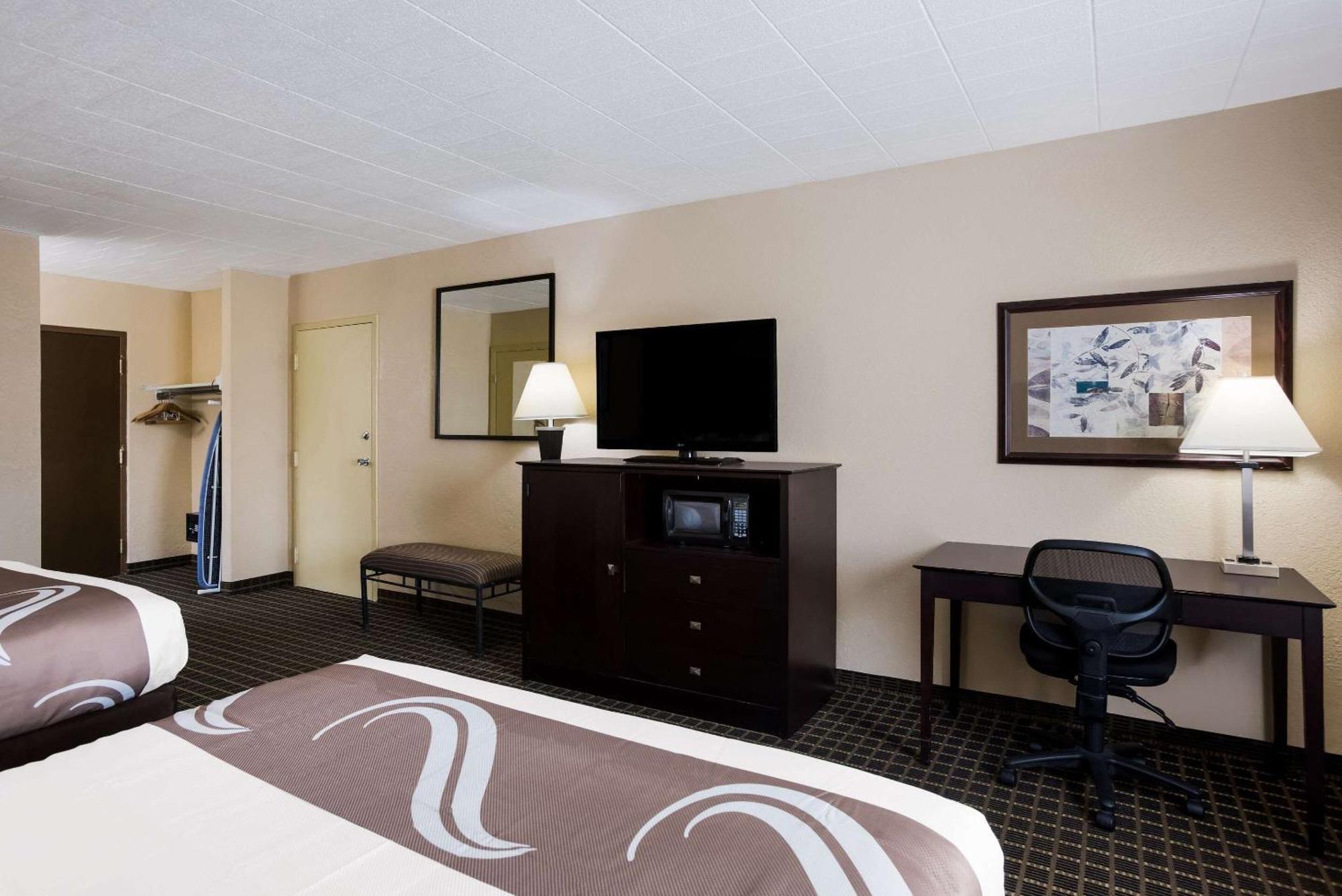 Quality Inn & Suites Big Rapids Near University Esterno foto