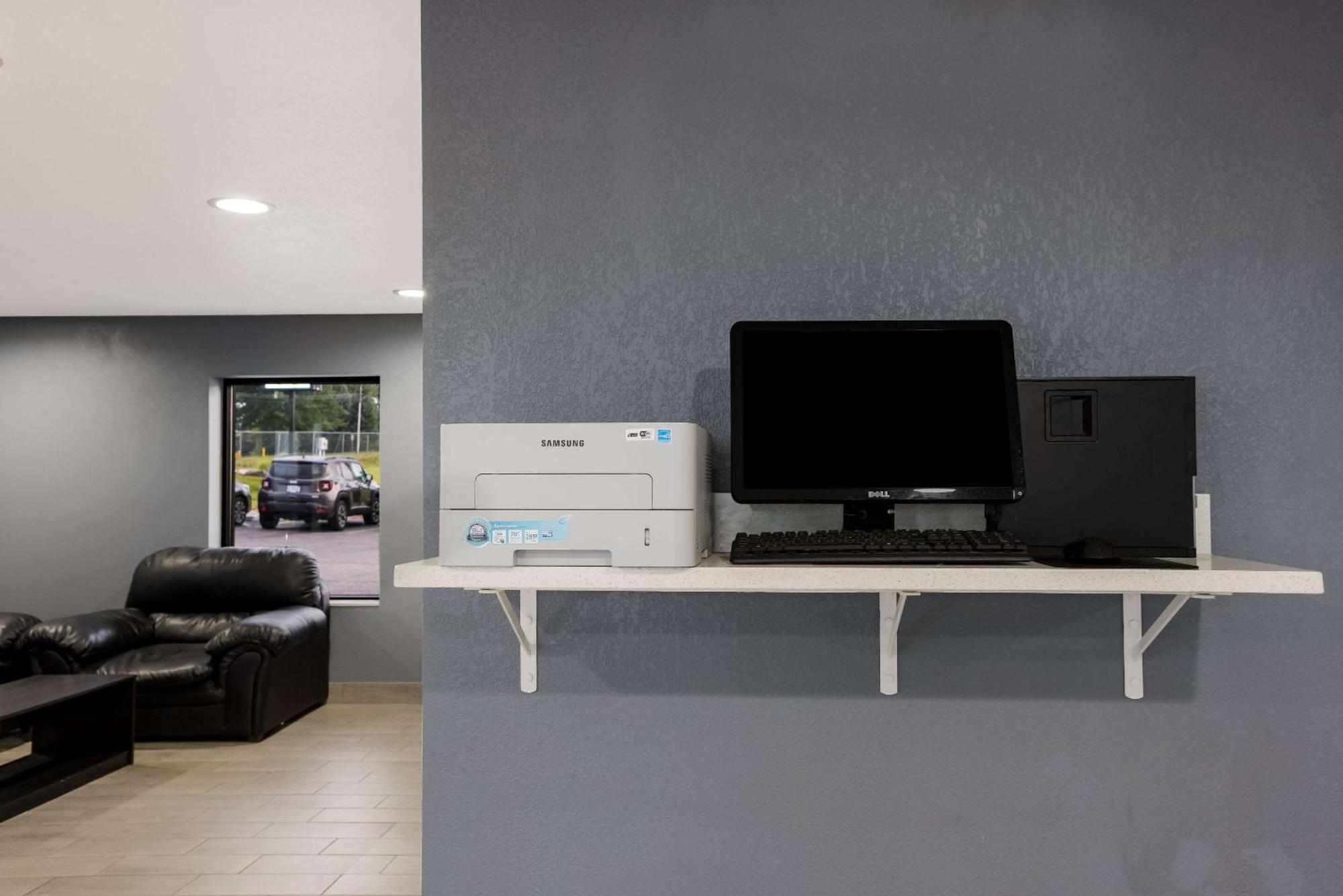 Quality Inn & Suites Big Rapids Near University Esterno foto