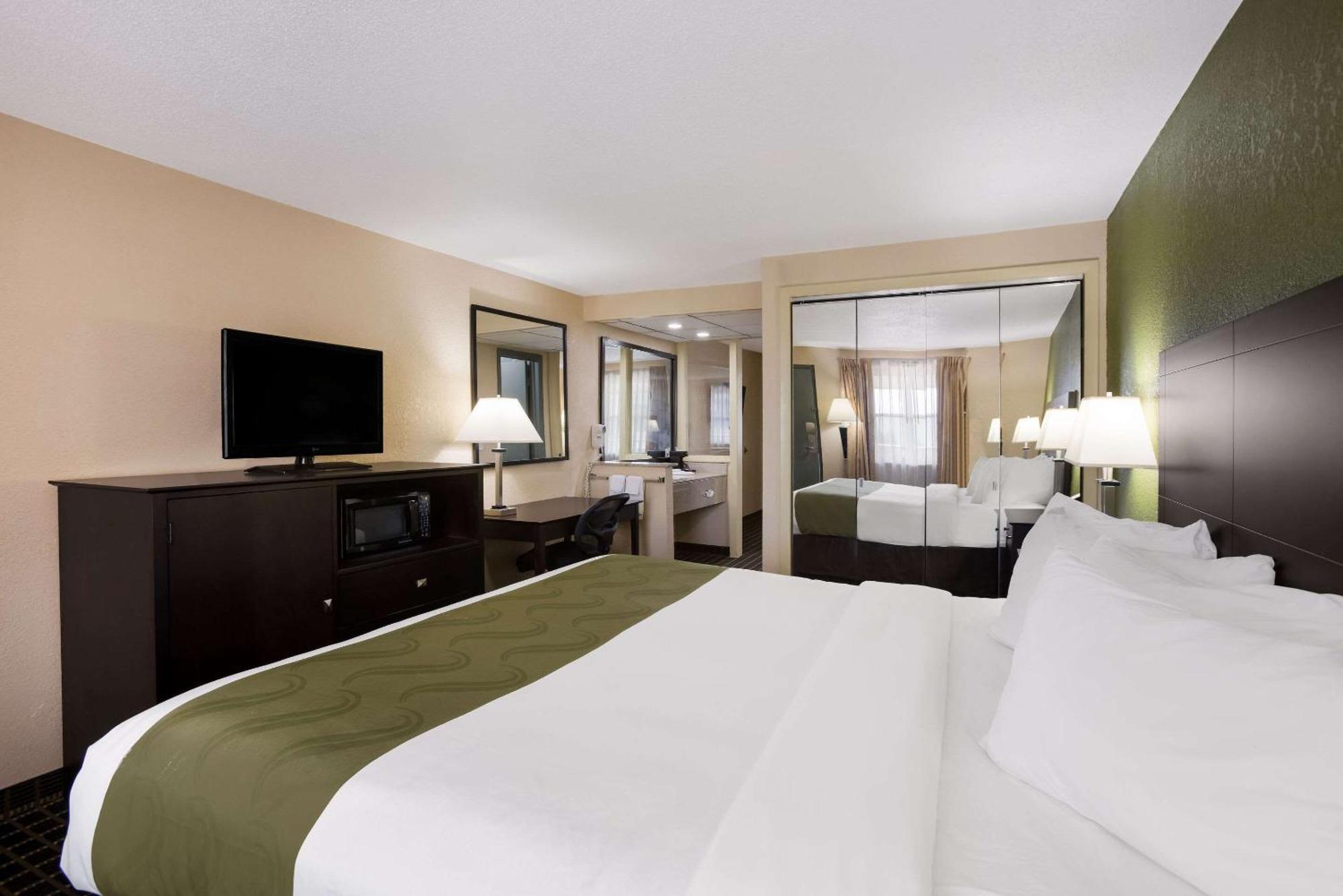 Quality Inn & Suites Big Rapids Near University Esterno foto