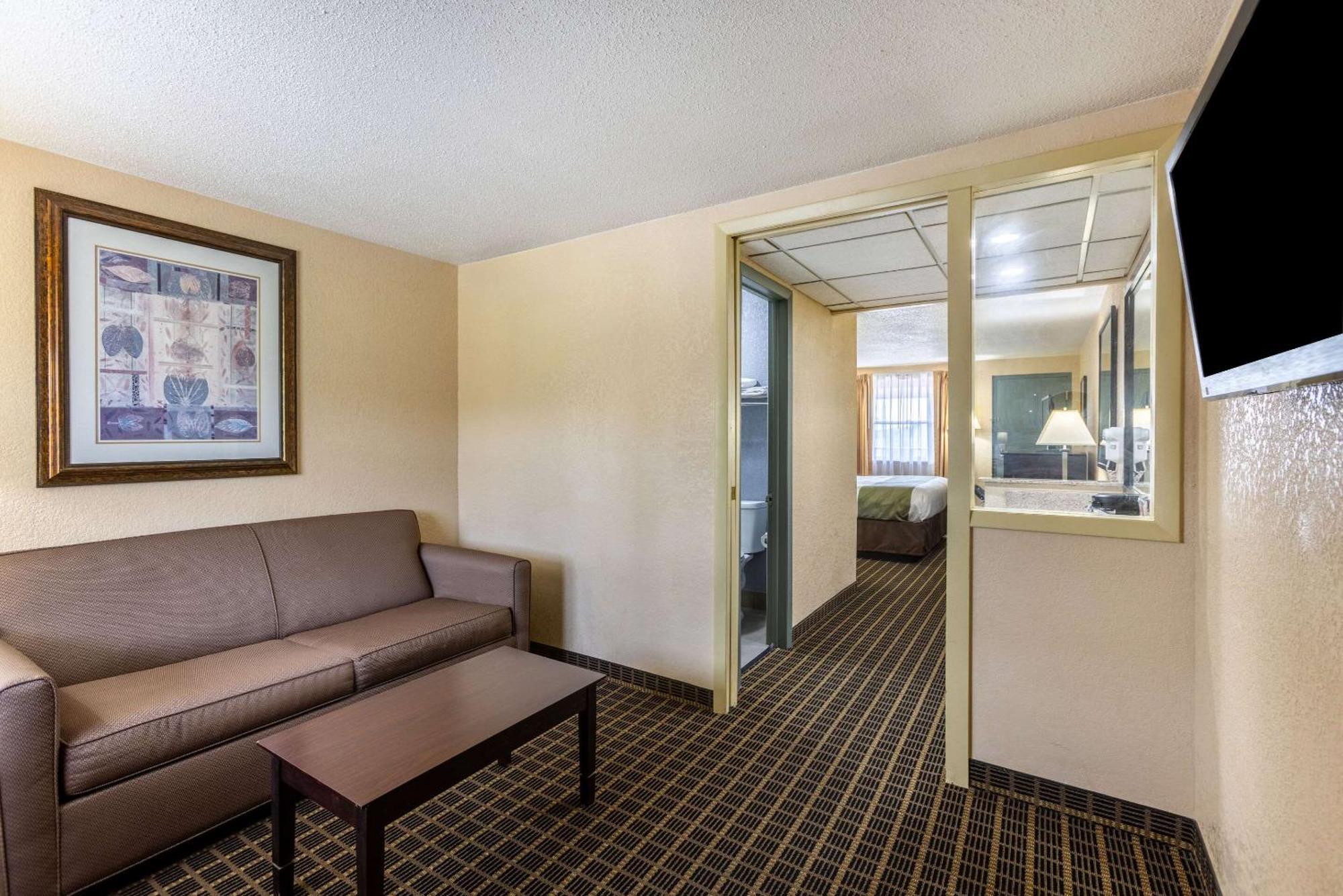 Quality Inn & Suites Big Rapids Near University Esterno foto