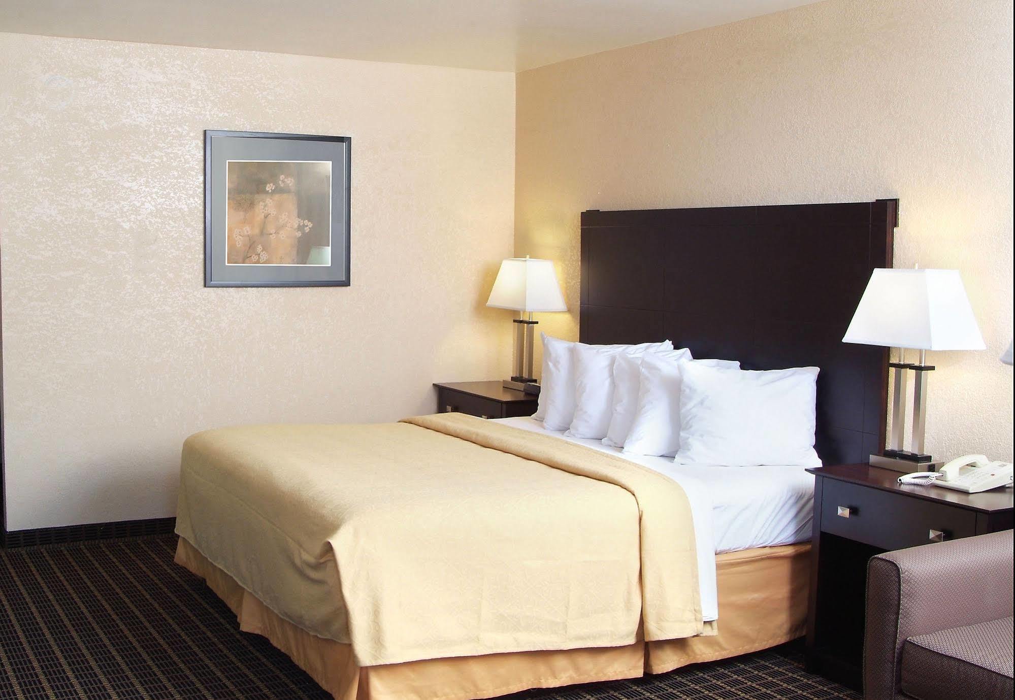 Quality Inn & Suites Big Rapids Near University Esterno foto